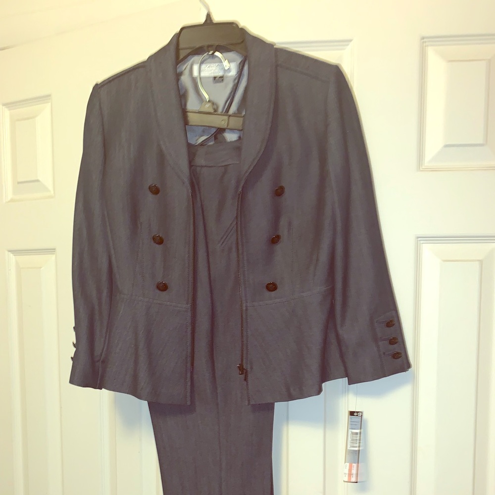 🔴SOLD🔴Tahari Two piece pant suit